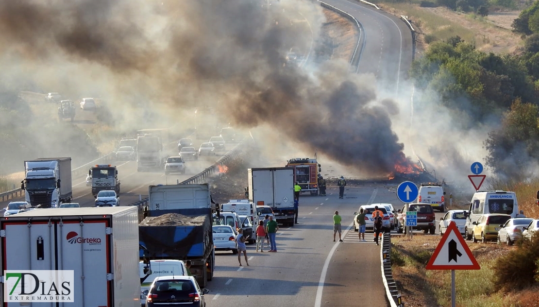 Grandes retenciones en la autovía A-5 por el incendio de un tráiler