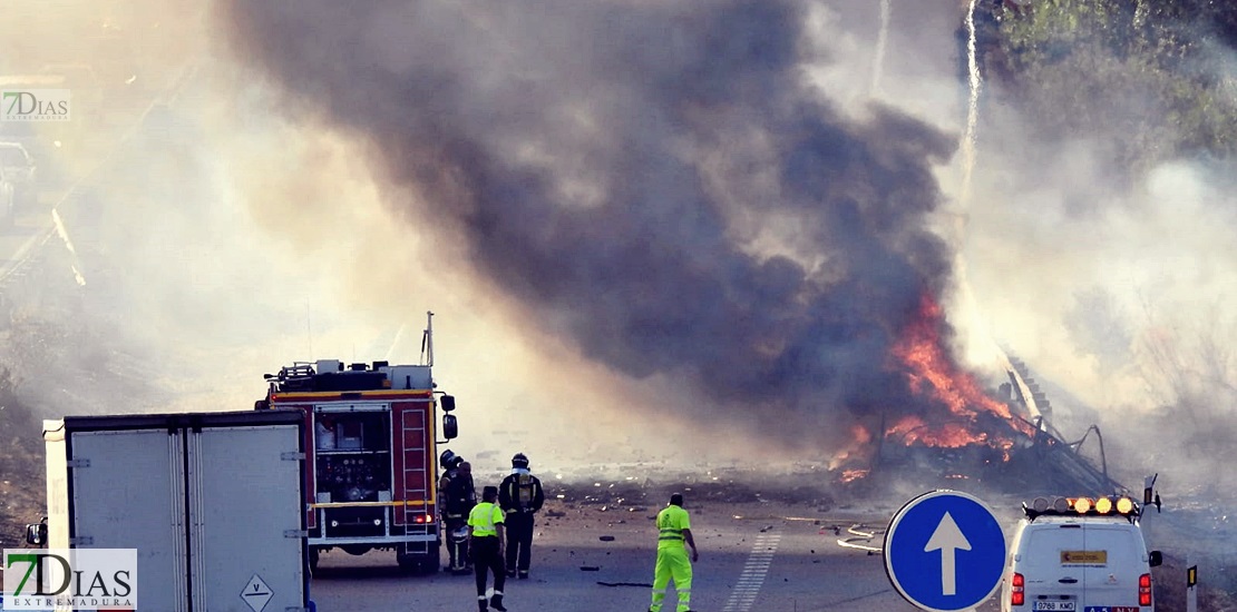 Grandes retenciones en la autovía A-5 por el incendio de un tráiler