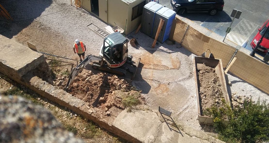 BA: “El Ayuntamiento derriba con una excavadora parte de la Alcazaba”