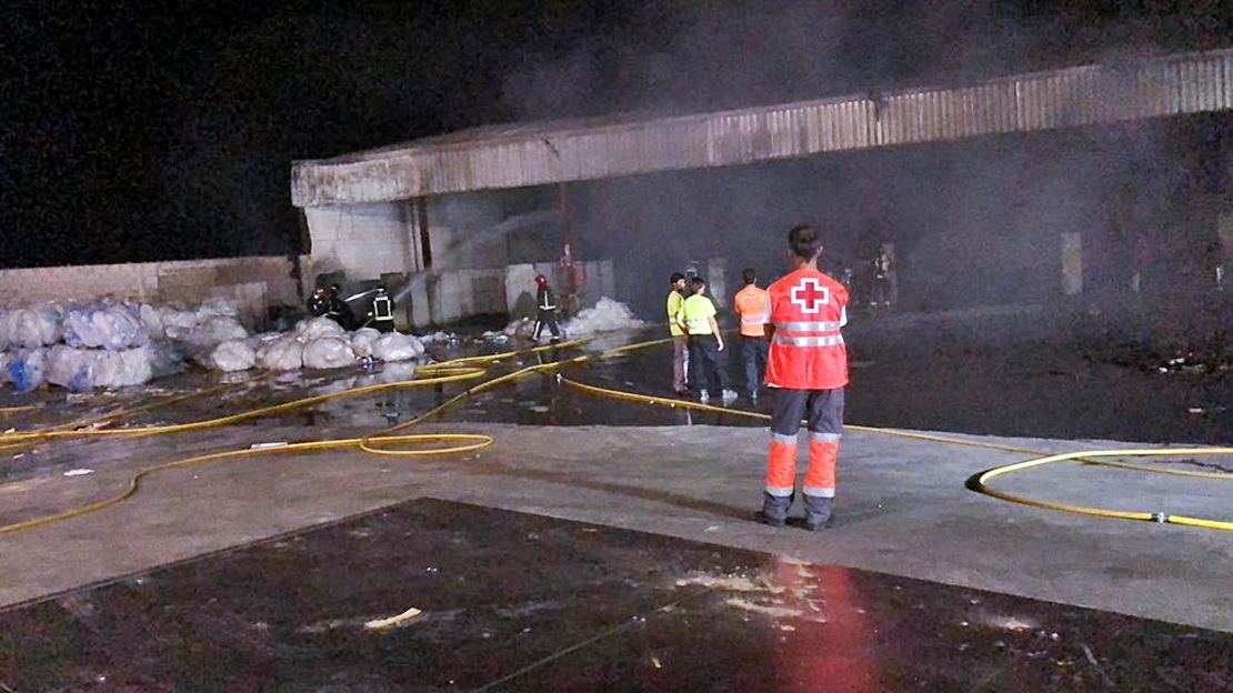 Importante incendio en una planta de reciclaje de Almendralejo