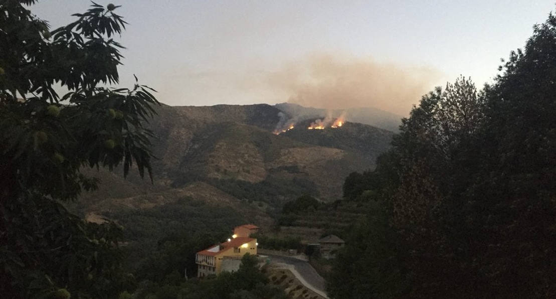 Incendio forestal en una zona sin accesos de Guijo de Santa Bárbara