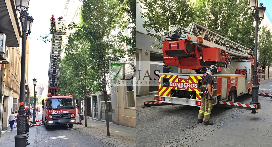 Caen cascotes de la fachada de una vivienda en el centro de Badajoz