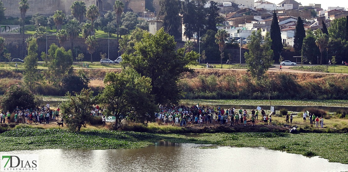 Colectivos, políticos y ciudadanos piden un río Guadiana sin camalote