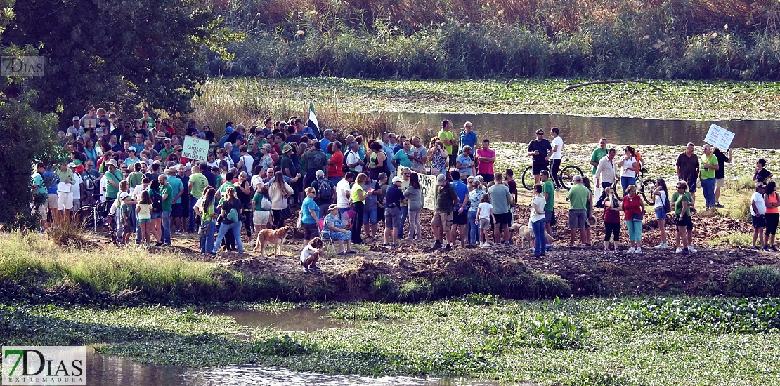 Colectivos, políticos y ciudadanos piden un río Guadiana sin camalote