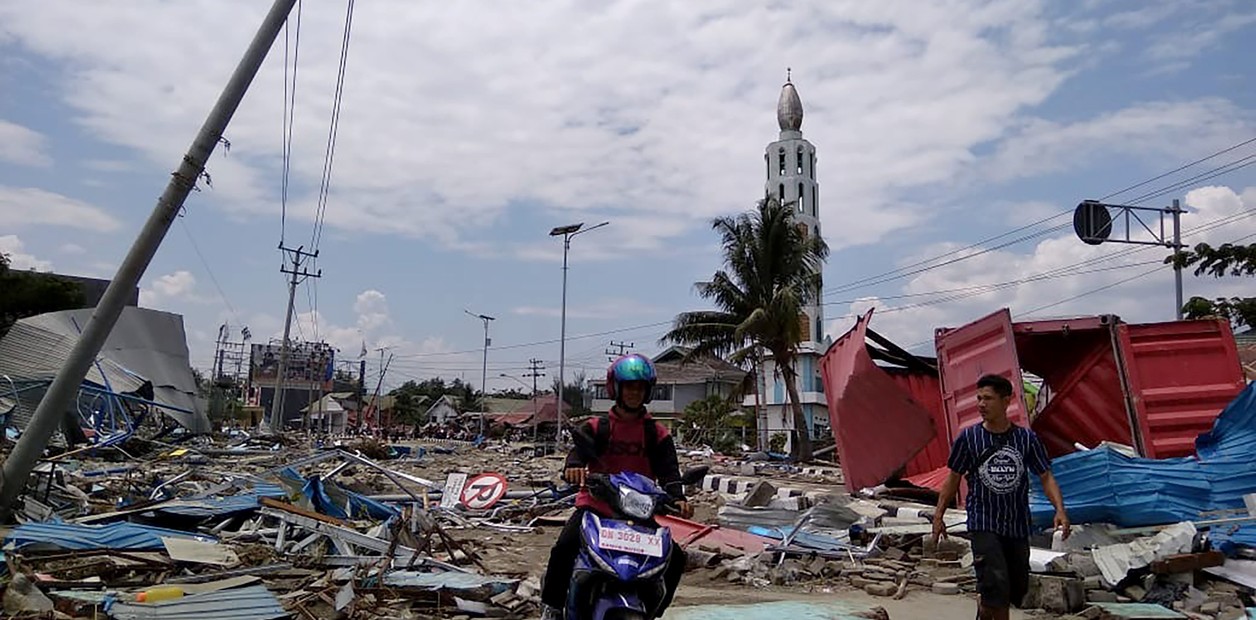 Un tsunami en Indonesia deja cerca de 400 muertos