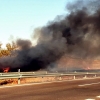 Grandes retenciones en la autovía A-5 por el incendio de un tráiler