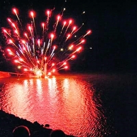 Fuegos artificiales en el pantano de Alange