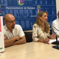 Un tren turístico y aparcamiento gratis en el centro para fomentar las compras en Badajoz