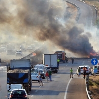 Grandes retenciones en la autovía A-5 por el incendio de un tráiler