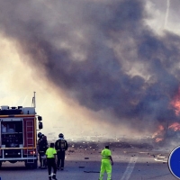 Varios bomberos intoxicados en el incendio de un camión cargado de insecticida