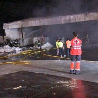 Importante incendio en una planta de reciclaje de Almendralejo