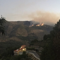Incendio forestal en una zona sin accesos de Guijo de Santa Bárbara