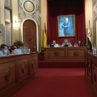 Cabezas amenaza a una empleada en las escaleras y la guerra sigue en el Pleno