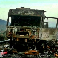 El incendio de un vehículo condiciona la circulación en la autovía A-66