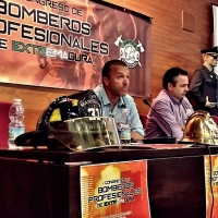 Los bomberos analizan su situación legal en un congreso que se celebra en Mérida
