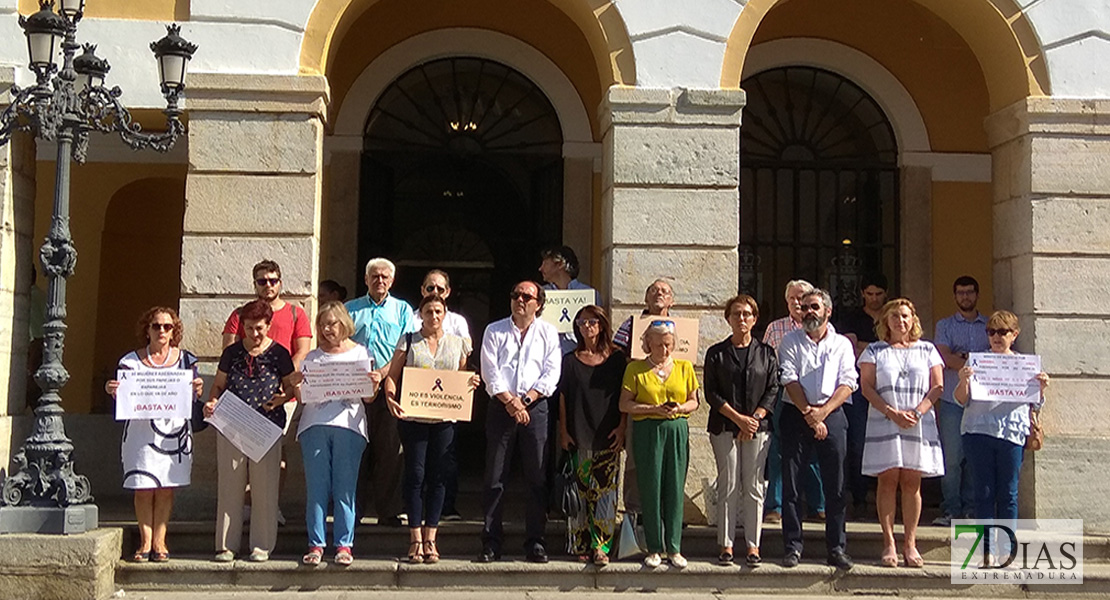 Minuto de silencio por tres víctimas de la violencia machista