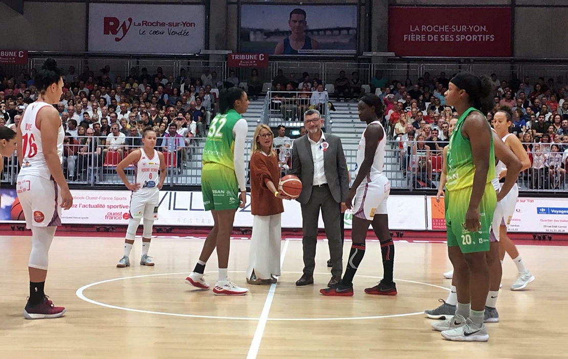 Inauguración  del nuevo pabellón de deportes de La Roche Sur Yon en Cáceres