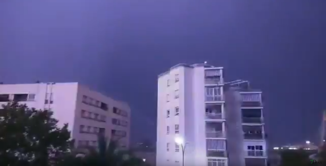 Espectacular rayo toca tierra en la estación eléctrica de Valdepasillas (Badajoz)