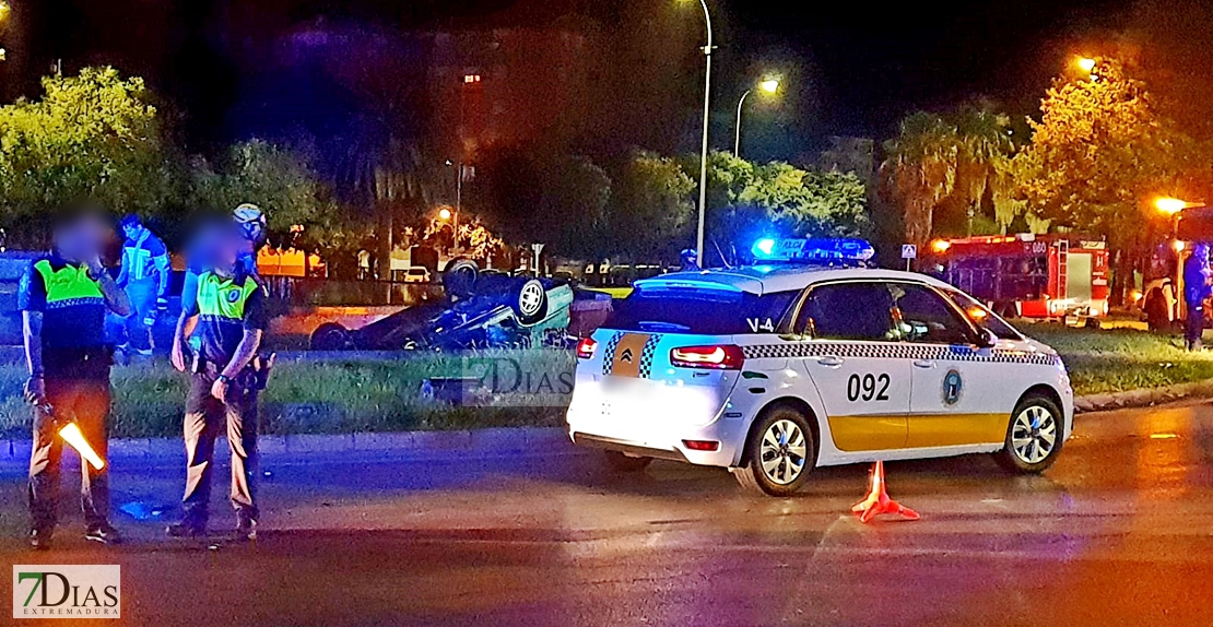 Varios agentes le salvan la vida a una persona tras sufrir un accidente en Badajoz