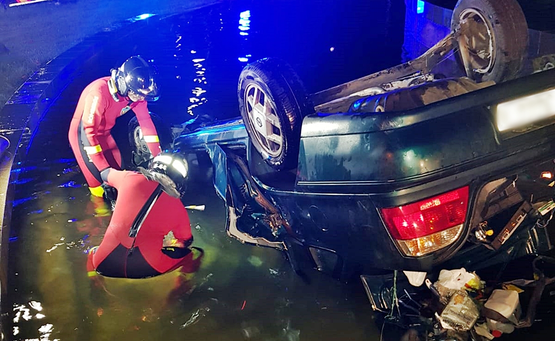 Imágenes del accidente ocurrido en una rotonda de Badajoz esta madrugada