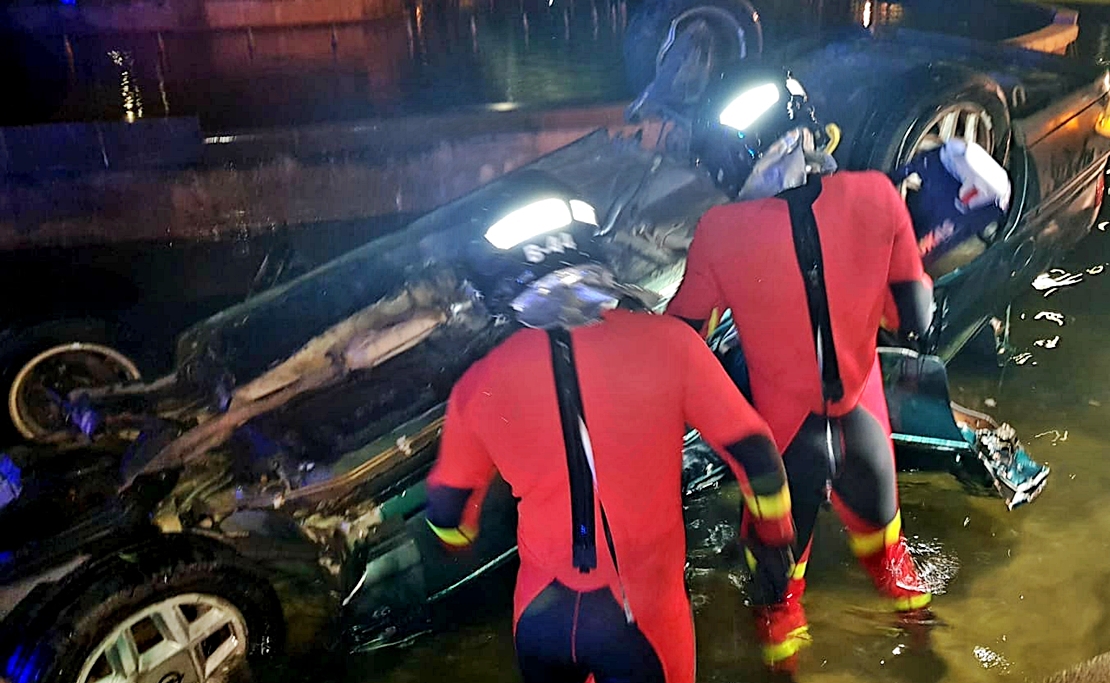 Imágenes del accidente ocurrido en una rotonda de Badajoz esta madrugada