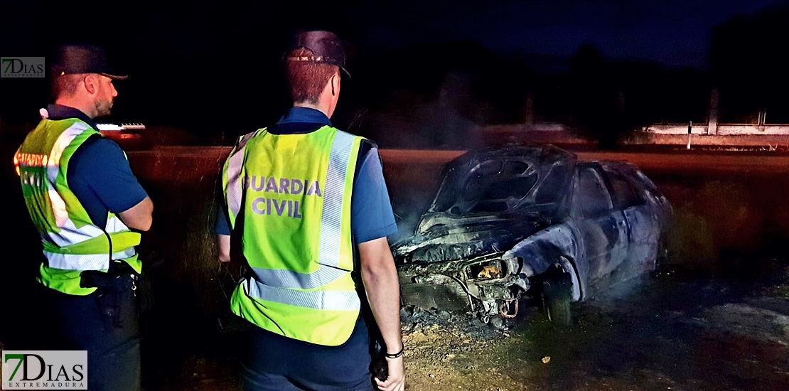 Calcinado un vehículo de madrugada en la carretera de Sevilla