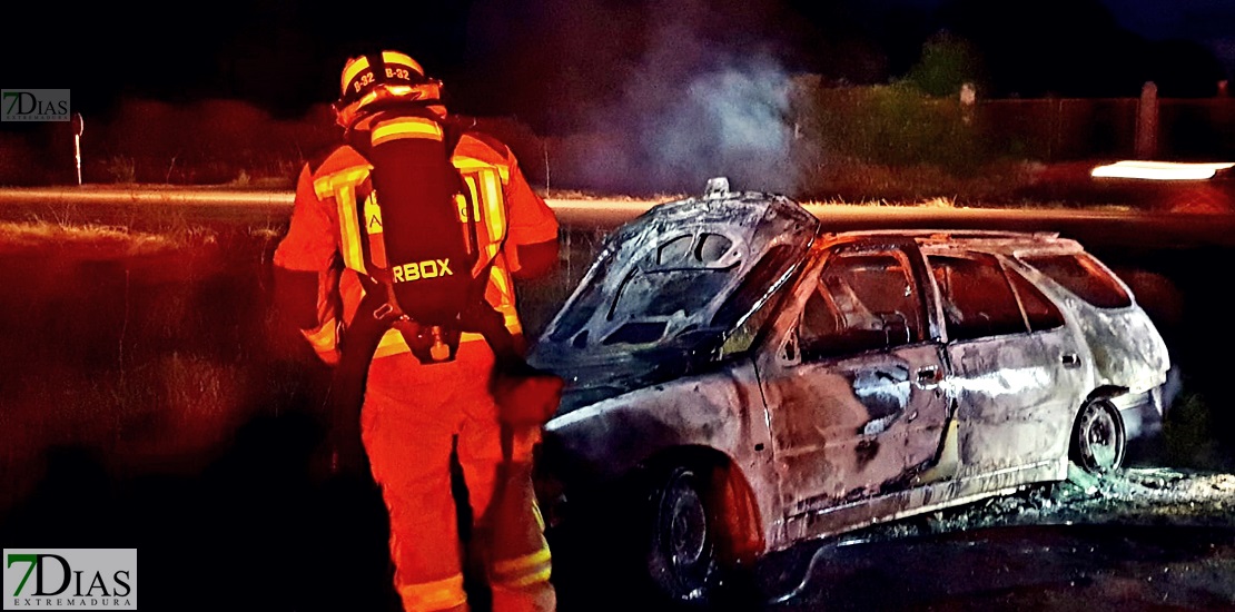 Calcinado un vehículo de madrugada en la carretera de Sevilla