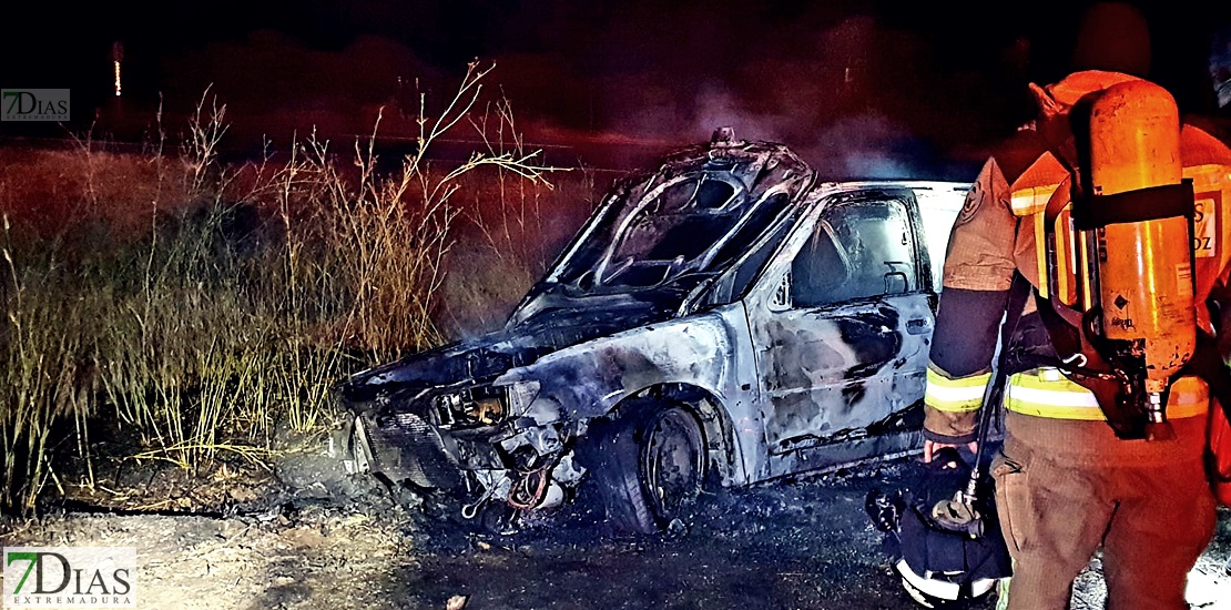 Calcinado un vehículo de madrugada en la carretera de Sevilla