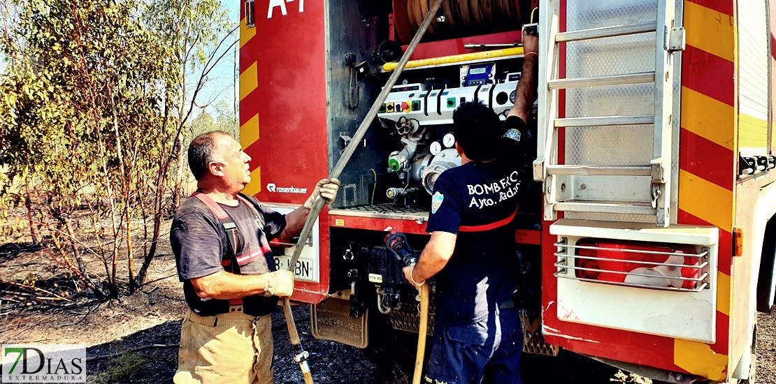Imágenes del incendio forestal en Valdebótoa (Badajoz)