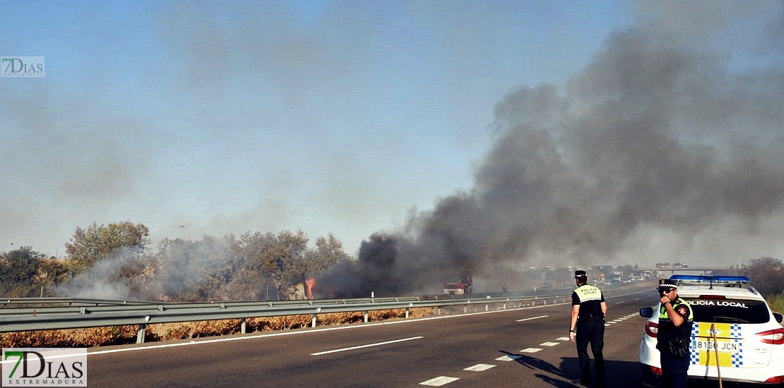 Grandes retenciones en la autovía A-5 por el incendio de un tráiler