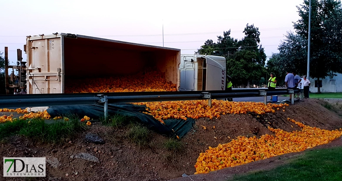 Vuelco de un camión en Villafranco del Guadiana (Badajoz)