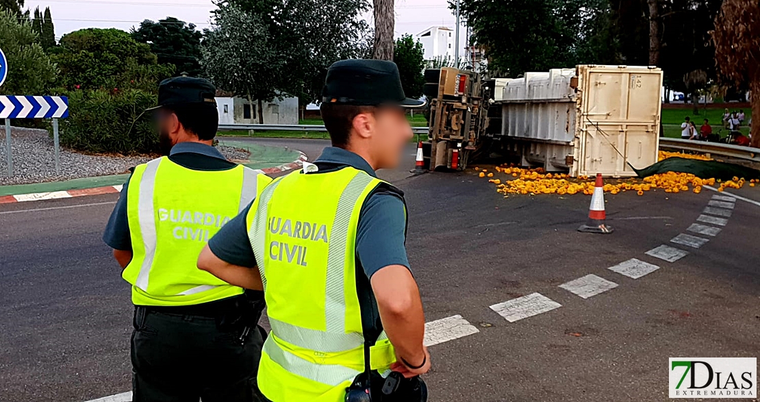 Vuelco de un camión en Villafranco del Guadiana (Badajoz)