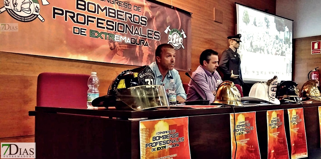 Los bomberos analizan su situación legal en un congreso que se celebra en Mérida