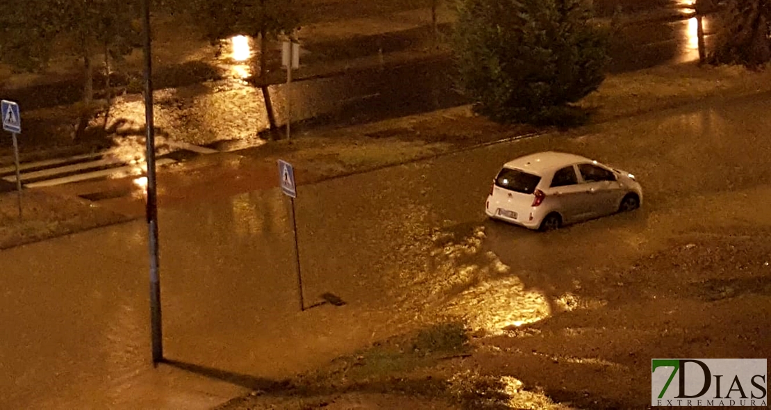 Una tormenta de una hora deja varias calles inundadas en Badajoz