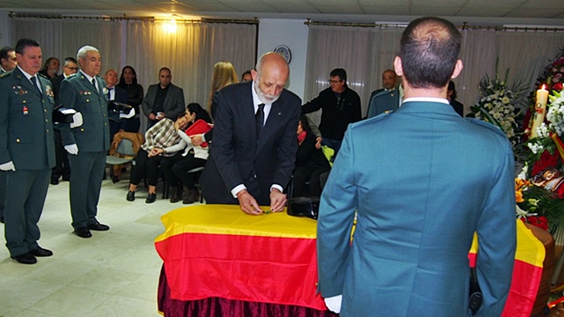 Cruz de la Orden del Mérito con distintivo rojo para el guardia civil muerto en Granada