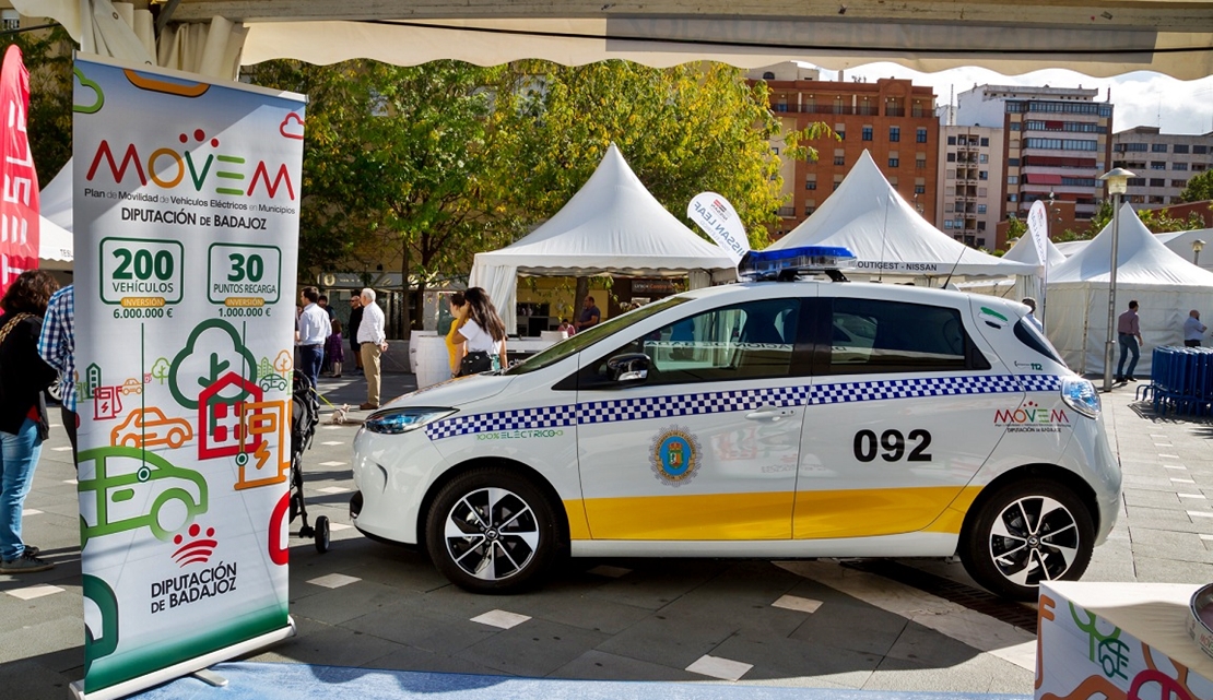 La Diputación de Badajoz entrega los primeros vehículos 100% eléctricos