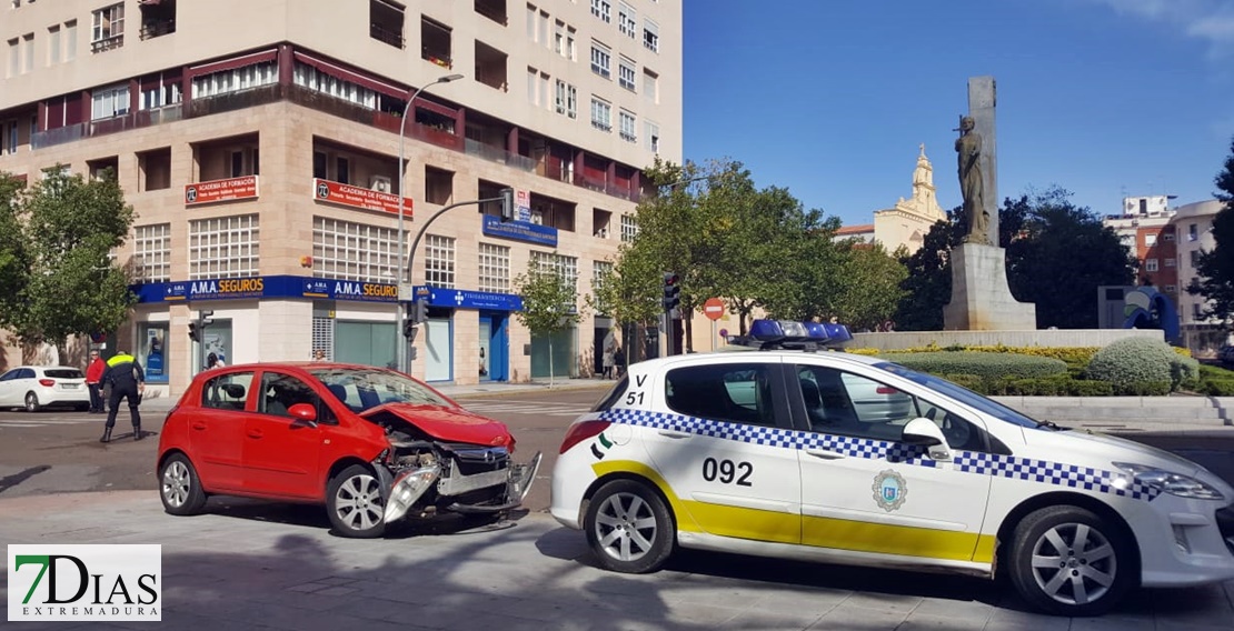Se salta un semáforo, colisiona contra un turismo y se da a la fuga en Badajoz