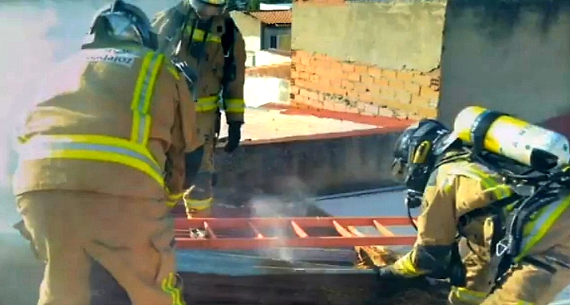 Bomberos sofocan un incendio en una vivienda de Badajoz