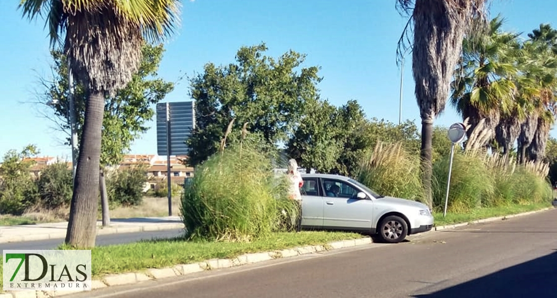 Un turismo acaba en la mitad de la mediana tras una colisión con un tráiler en Badajoz