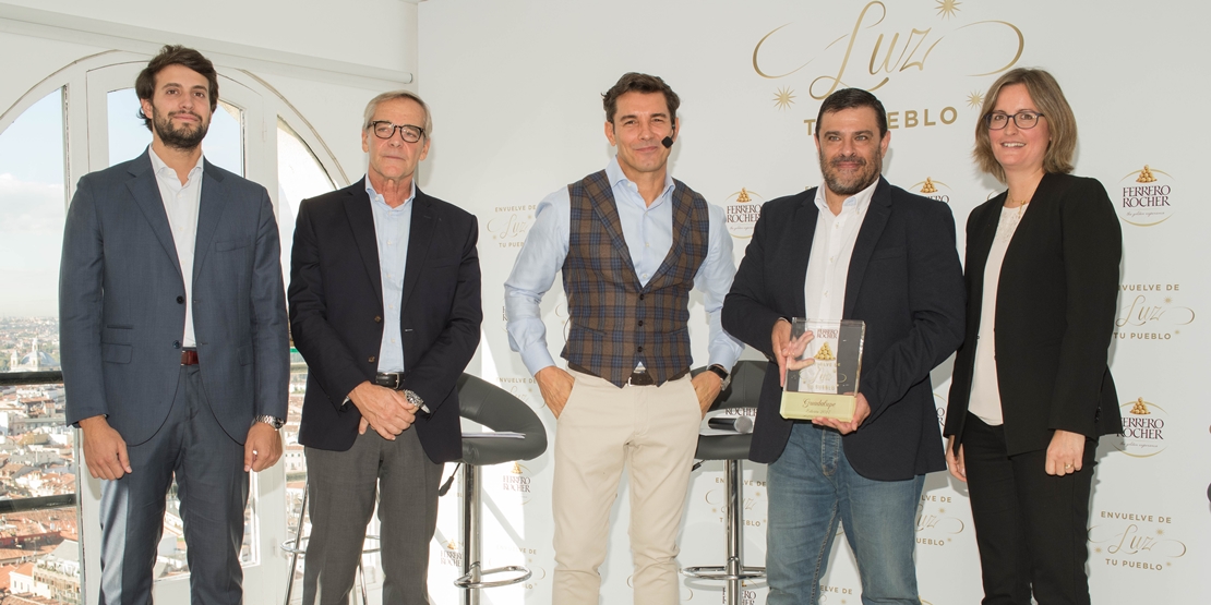 Guadalupe recibe su placa de manos de Ferrero Rocher y Jesús Vázquez