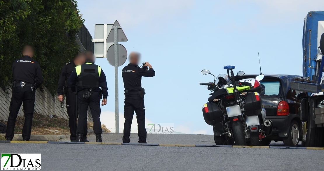 Dos delincuentes dejan abandonado el vehículo y se dan a la fuga (Badajoz)
