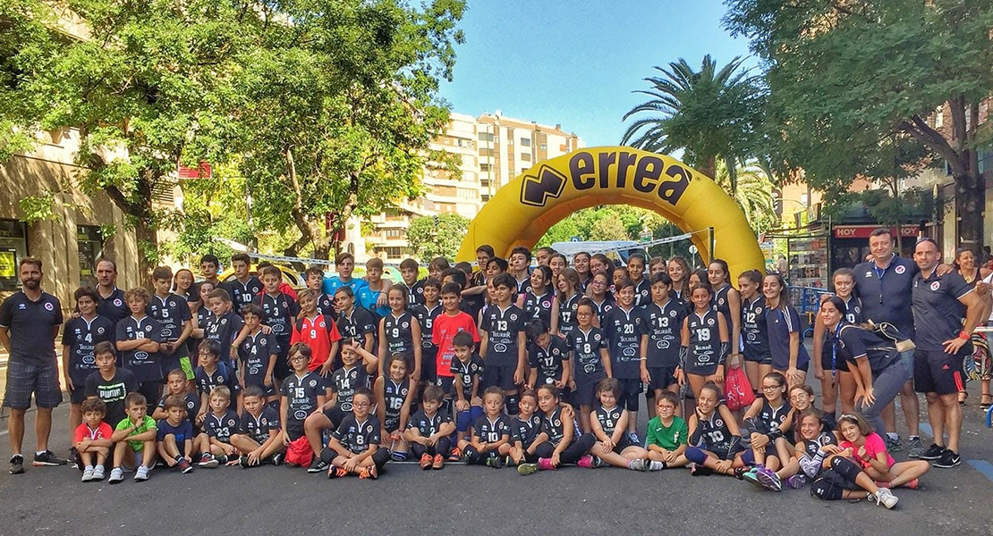 El voleibol asalta las calles de Cáceres