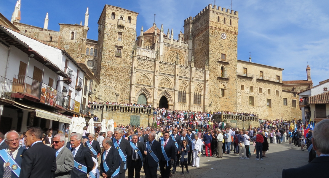 La academia de Yuste, la brigada Extremadura y los Esclavos de María, premios Guadalupe