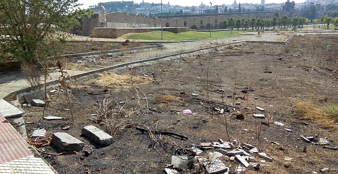 La Cívica denuncia la presencia de un estercolero junto al Puente de Palmas.