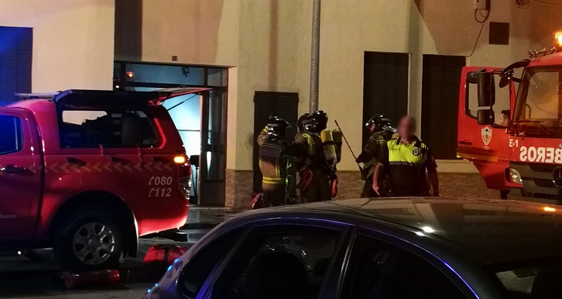 Rescatan a varias personas en el incendio de un bloque en Badajoz