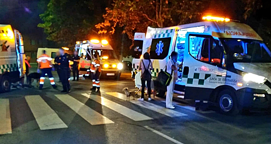 Rescatan a varias personas en el incendio de un bloque en Badajoz