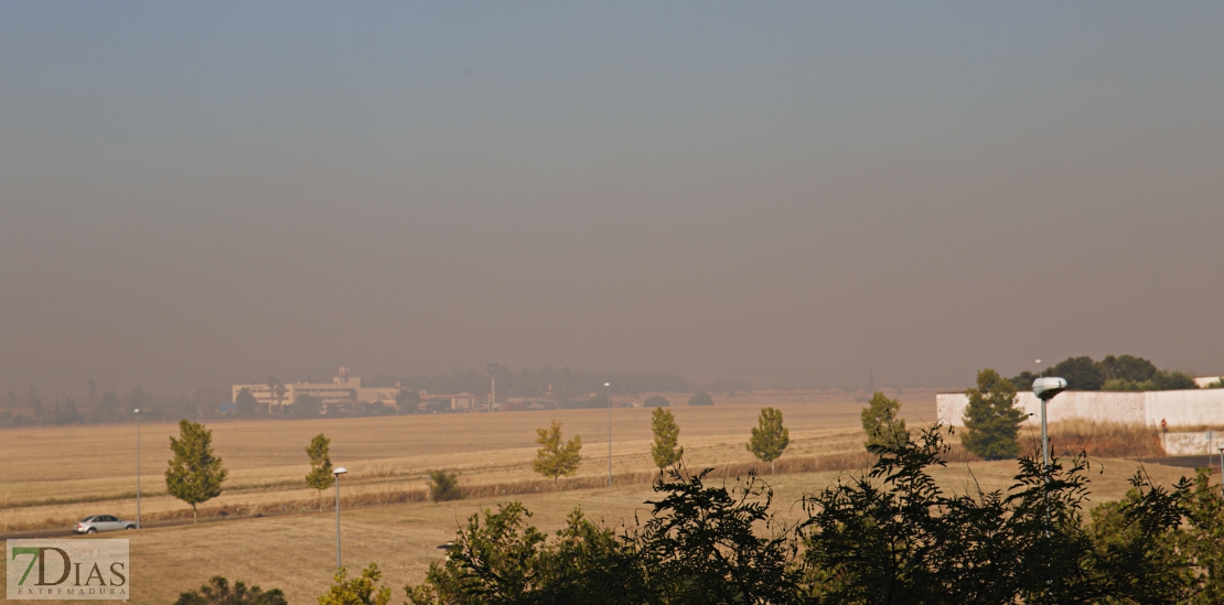 El humo de un incendio en Portugal llega hasta Badajoz