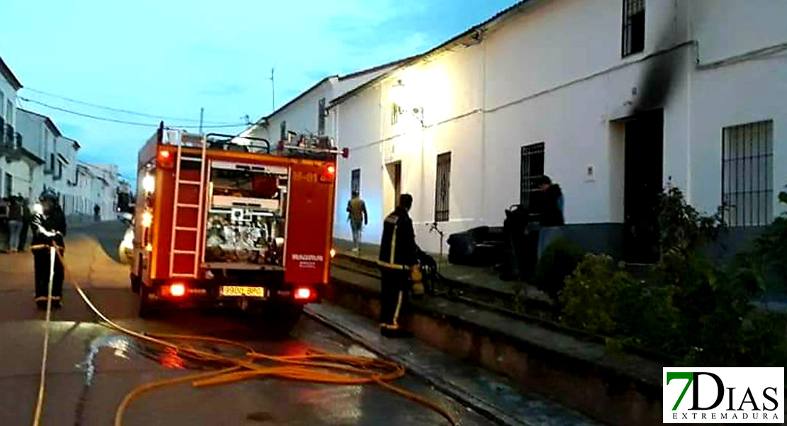 El fuego causa graves daños en una vivienda de Higuera la Real