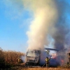 Arden una cosechadora y un tráiler en una explotación agrícola en Badajoz