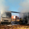 Arden una cosechadora y un tráiler en una explotación agrícola en Badajoz